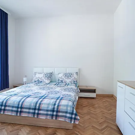 Modern & Stylish Center Apartment *